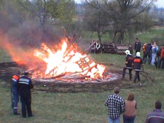 Osterfeuer hinter dem Gerätehaus