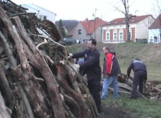 Die Kameraden packen kräftig zu