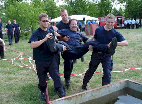 Der Maschinist wird von seinen Kameraden ins Wasser geworfen 