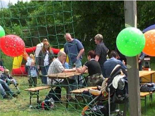 Kinder im Fahrerhaus eines Löschfahrzeugs